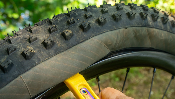 The Difference Between Tubular, Tube-Type Clincher, and Tubeless Bike Tires