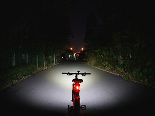 Ravemen Wireless 900/2400 LUMEN USB RECHARGEABLE HEADLIGHT showing lighting up a dark street.