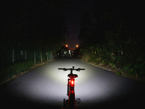 Image of Ravemen Wireless 900/2400 LUMEN USB RECHARGEABLE HEADLIGHT showing lighting up a dark street.